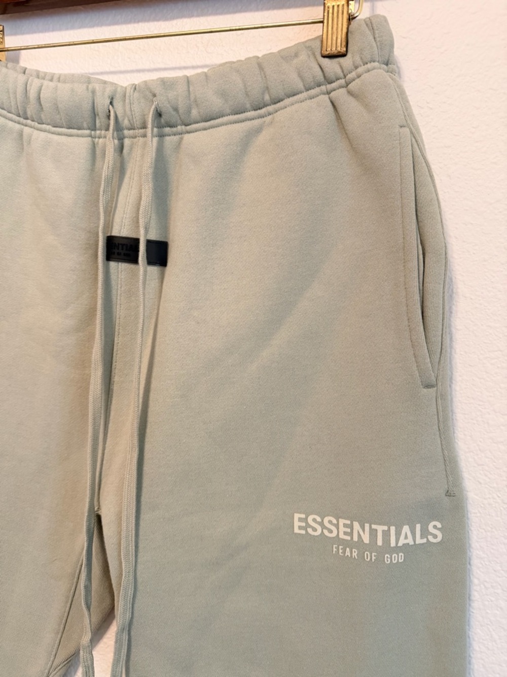 Fear of God Essential fleece Sweatpants color eggshell, straight leg sz S Unisex - Picture 11 of 12